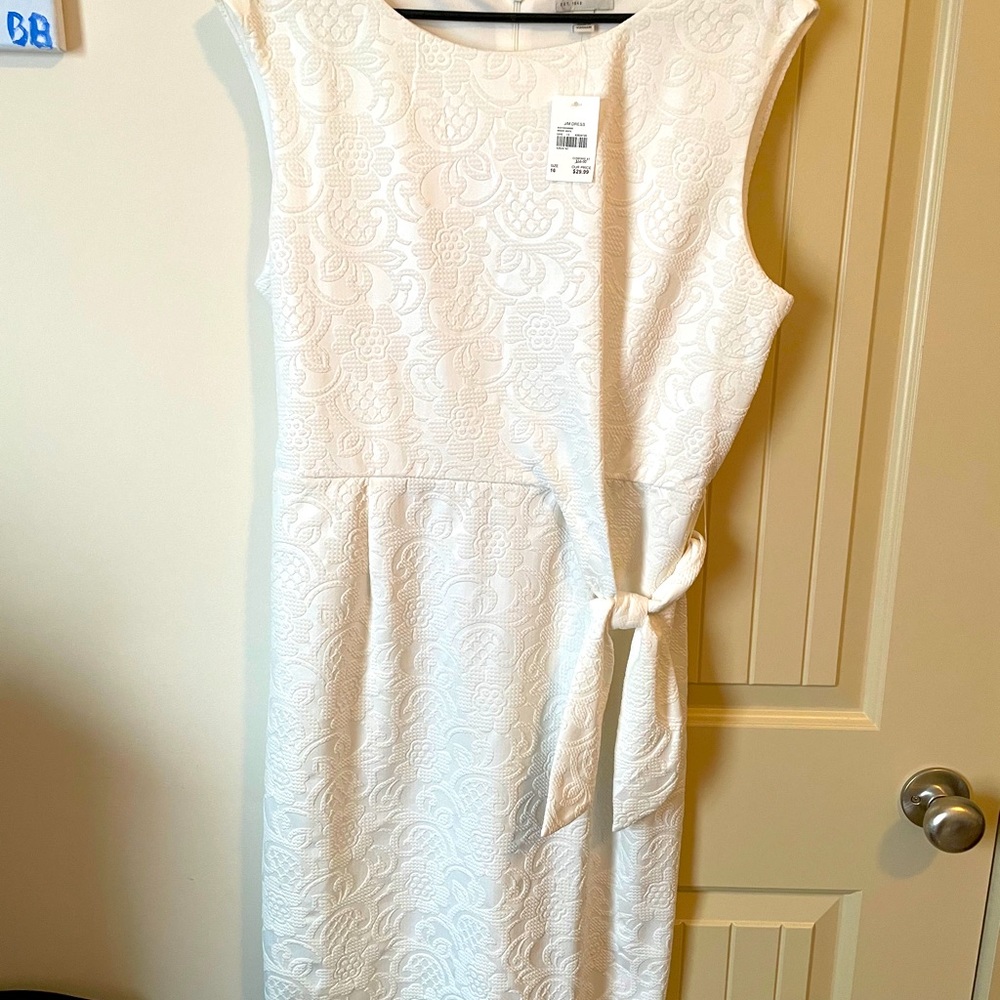 Size: 16 No sleeve, textured white dress, w/belt